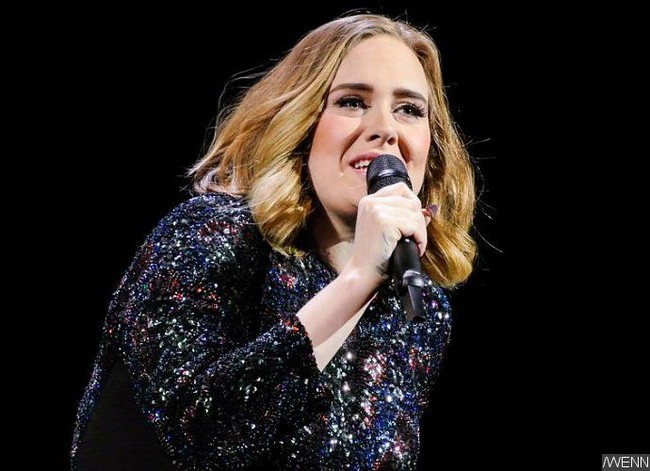 Đang h&aacute;t th&igrave; qu&ecirc;n lời, Adele văng tứ tung v&agrave; cười sằng sặc - Ảnh 1.