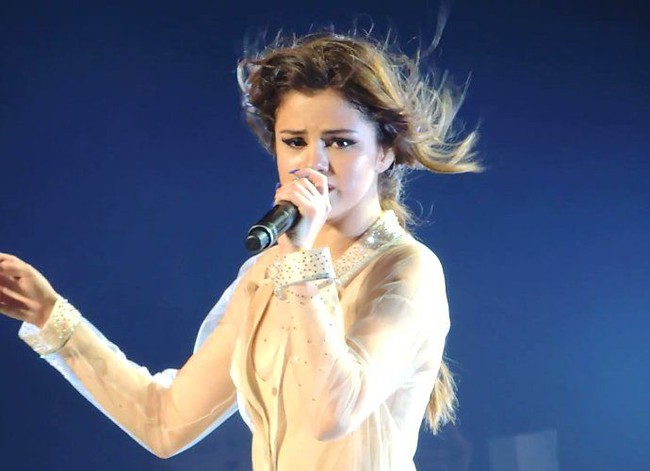 Selena Gomez gạt nước mắt trên sân khấu, để fan hát nốt ca khúc - Ảnh 1.
