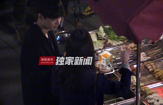 Rộ l&ecirc;n ảnh Krystal f(x) vuốt t&oacute;c t&igrave;nh tứ Lay trong khi đang hẹn h&ograve; Kai (EXO) - Ảnh 3.