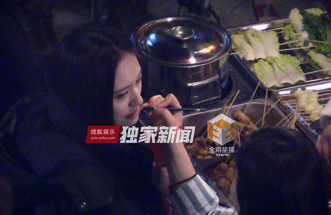 Rộ l&ecirc;n ảnh Krystal f(x) vuốt t&oacute;c t&igrave;nh tứ Lay trong khi đang hẹn h&ograve; Kai (EXO) - Ảnh 6.
