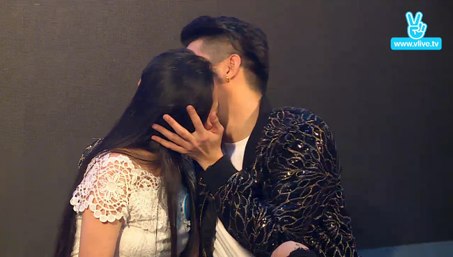Noo Phước Thịnh bất ngờ ôm và hôn fan nữ tình tứ trong fan meeting - Ảnh 23.