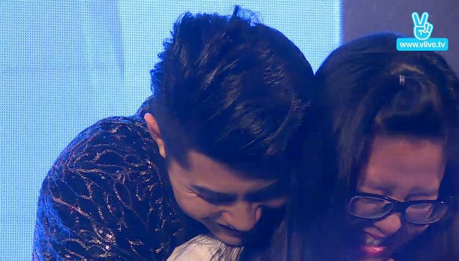 Noo Phước Thịnh bất ngờ ôm và hôn fan nữ tình tứ trong fan meeting - Ảnh 17.