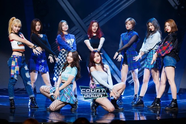 Kpop fan lại c&atilde;i nhau tưng bừng về chuyện biết h&aacute;t hay kh&ocirc;ng của TWICE - Ảnh 2.