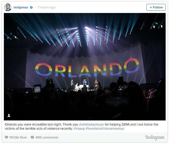 Demi và Nick biểu diễn miễn phí cho các nhân viên club đồng tính bị xả súng tại Orlando - Ảnh 4.