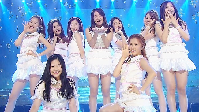Khi bạn nghĩ trang phục biểu diễn của Kpop kh&ocirc;ng thể tệ hơn nữa... - Ảnh 1.