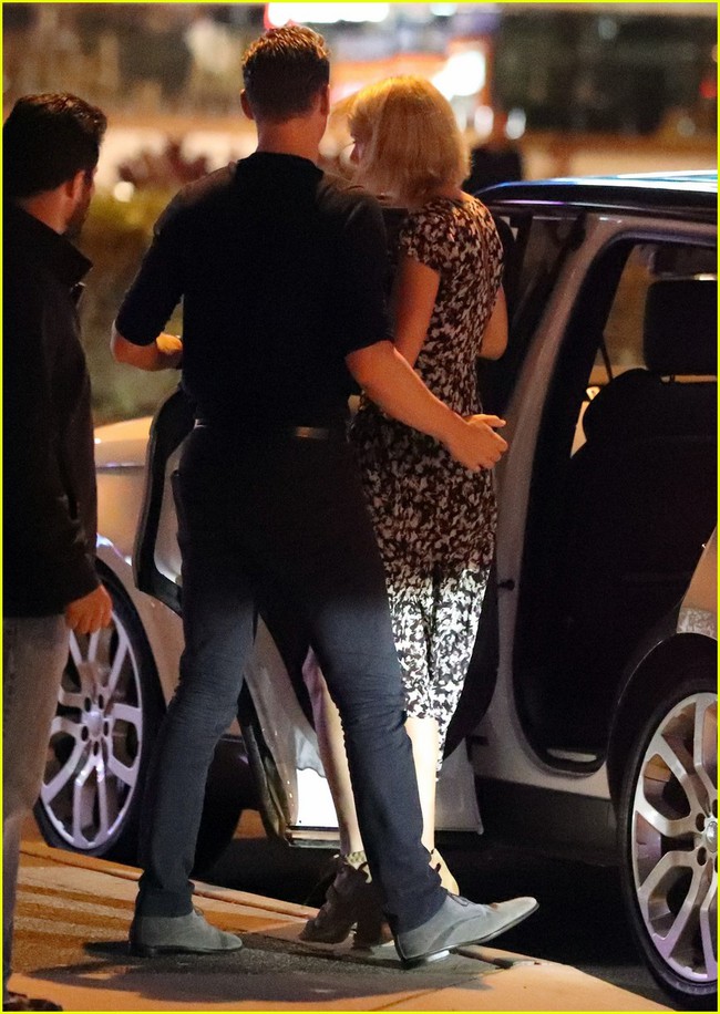 Hẹn hò cùng Tom Hiddleston, Taylor Swift tự tin diện áo khoét sâu khoe vòng một đẫy đà - Ảnh 8.