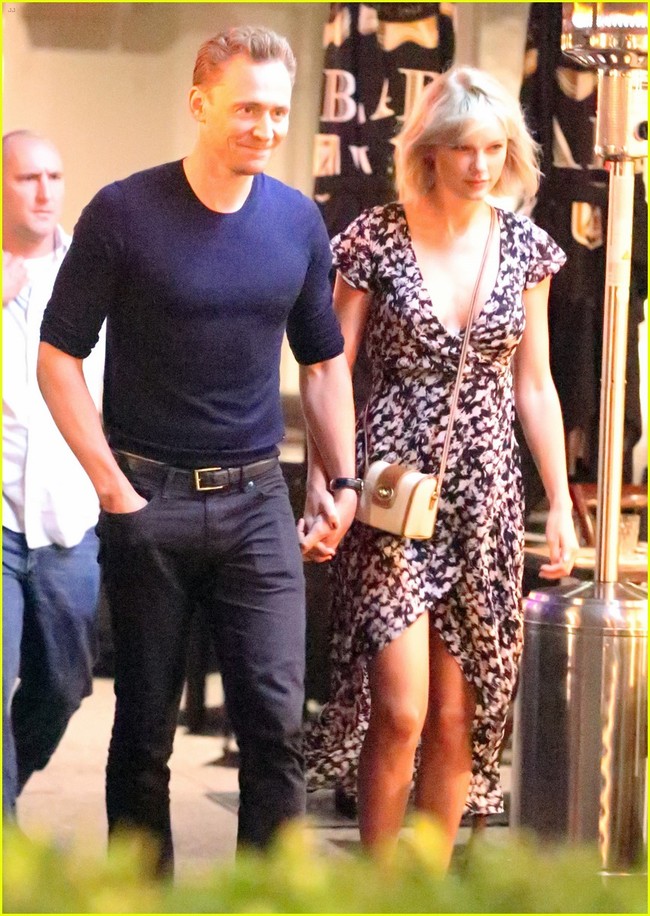 Hẹn hò cùng Tom Hiddleston, Taylor Swift tự tin diện áo khoét sâu khoe vòng một đẫy đà - Ảnh 7.