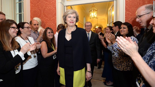 Bóng hồng mới trên chính trường Anh: Bà Theresa May chính thức nhậm chức Thủ tướng - Ảnh 2.