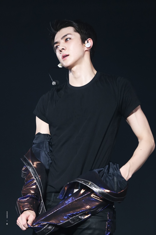 EXO nh&aacute; h&agrave;ng MV mới trong concert khiến fan sướng h&uacute; h&iacute; - Ảnh 7.