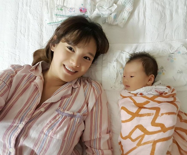 Bản sao hoàn hảo của Song Hye Kyo bị chê rẻ tiền khi khoe ảnh cho con bú lên mạng - Ảnh 2.