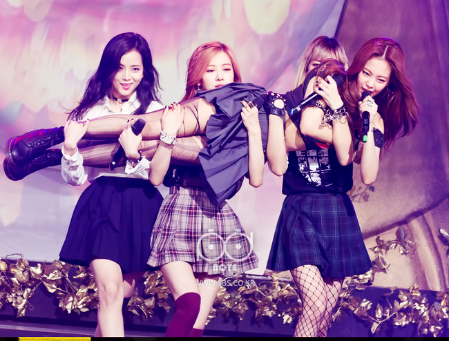 Vừa ra mắt, Black Pink đã đuổi girlgroup khác tóe khói trên show âm nhạc - Ảnh 1.