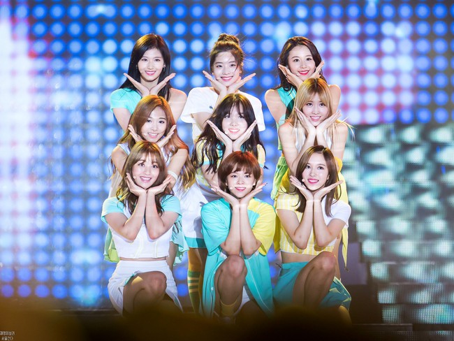 TWICE chính thức xô đẩy bức tường không-thể-phá-vỡ của girlgroup Kpop - Ảnh 1.