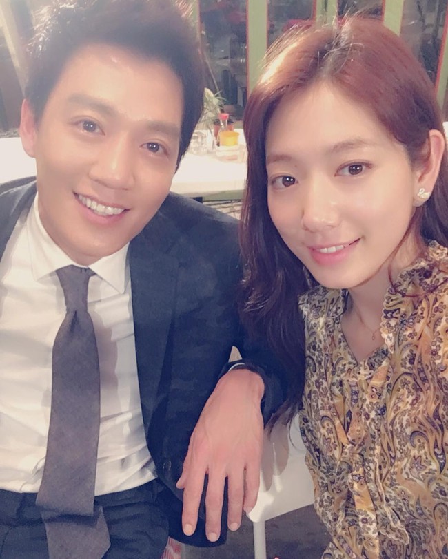 Park Shin Hye dựa sát, chụp hình tự sướng thân mật cùng Kim Rae Won  - Ảnh 1.