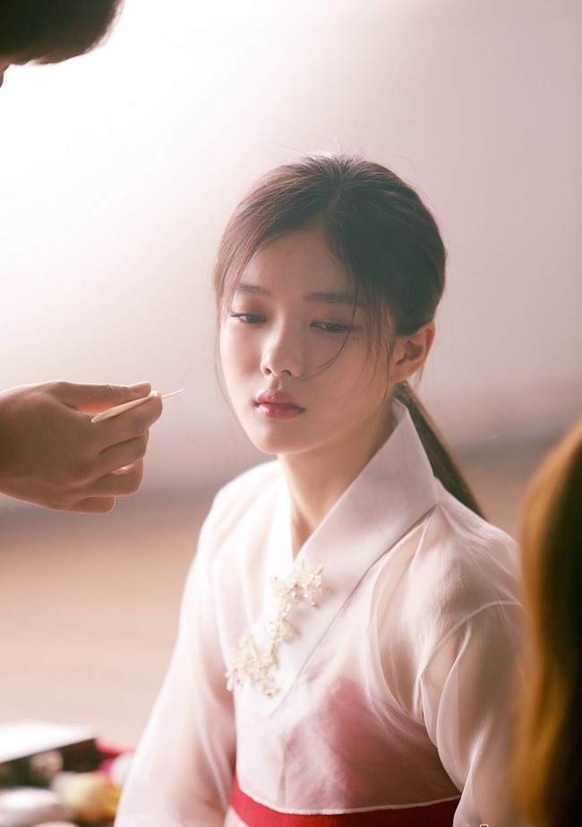 Vẻ đẹp tựa nữ thần tuổi 18 của sao nhí một thời Kim Yoo Jung khiến dân tình xôn xao - Ảnh 1.