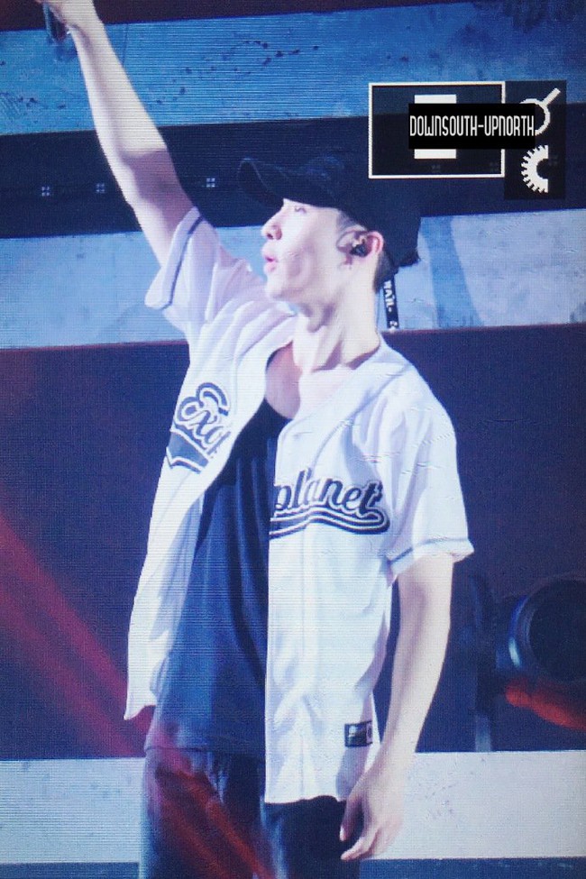 H&agrave;nh động n&agrave;y của Lay (EXO) với fan đang khiến d&acirc;n t&igrave;nh khen nức nở - Ảnh 4.