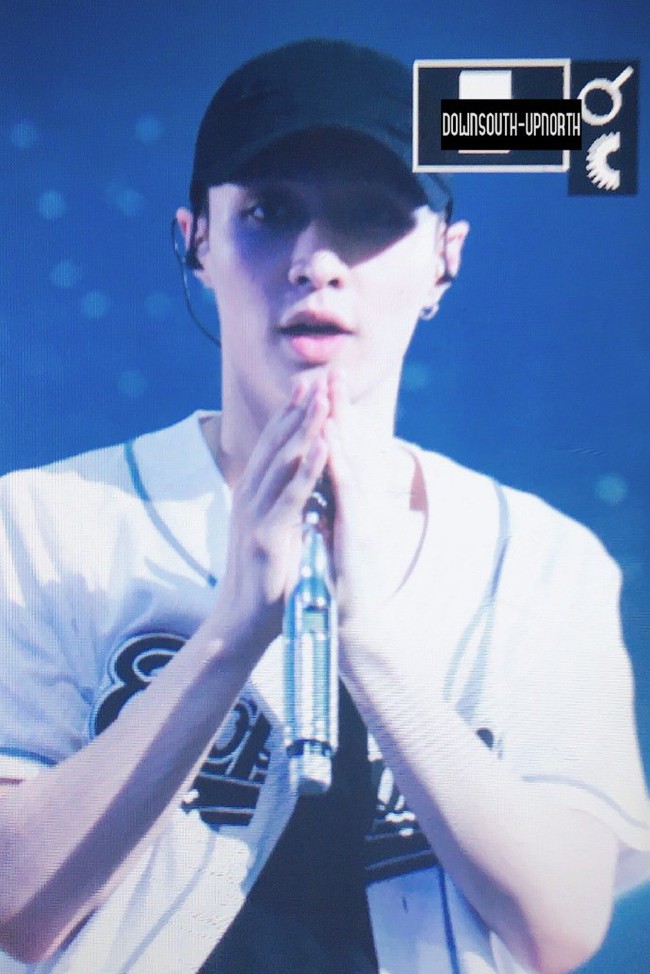 H&agrave;nh động n&agrave;y của Lay (EXO) với fan đang khiến d&acirc;n t&igrave;nh khen nức nở - Ảnh 6.