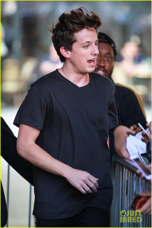 Nhạc của Charlie Puth cứu cả một gia đ&igrave;nh fan khỏi bờ vực tan vỡ - Ảnh 2.