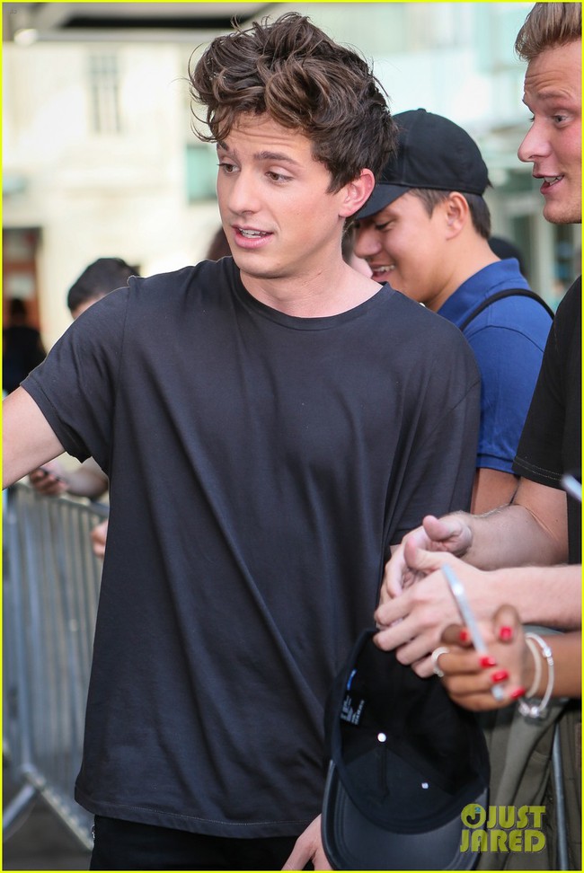 Nhạc của Charlie Puth cứu cả một gia đ&igrave;nh fan khỏi bờ vực tan vỡ - Ảnh 6.