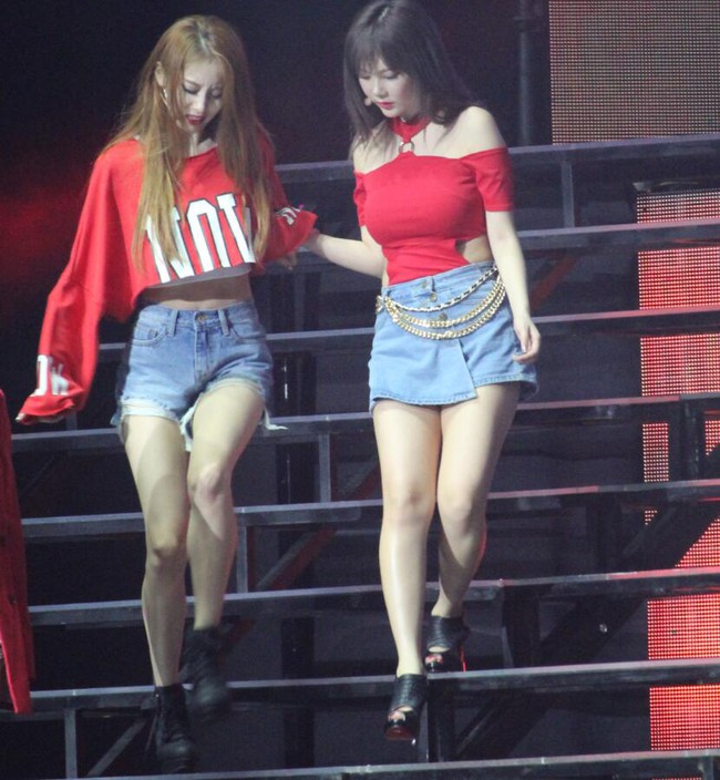 Đau đớn v&igrave; ng&atilde; sưng cổ ch&acirc;n, Jiyeon biểu diễn kh&oacute; khăn tại concert T-ara - Ảnh 3.