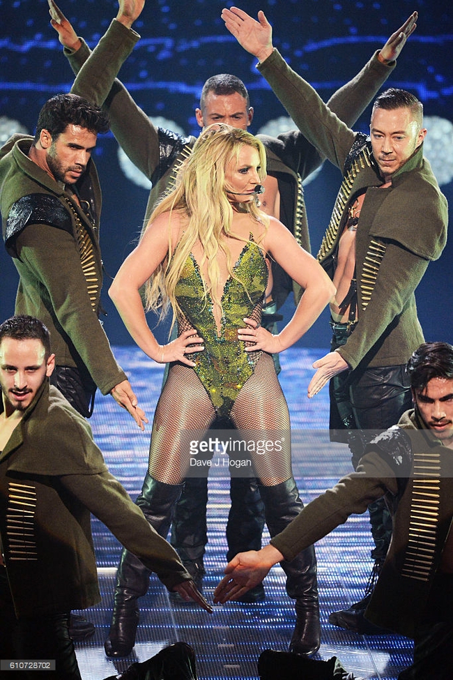 Fan tá hỏa vì gương mặt phờ phạc của Britney sau show diễn 90 phút - Ảnh 6.