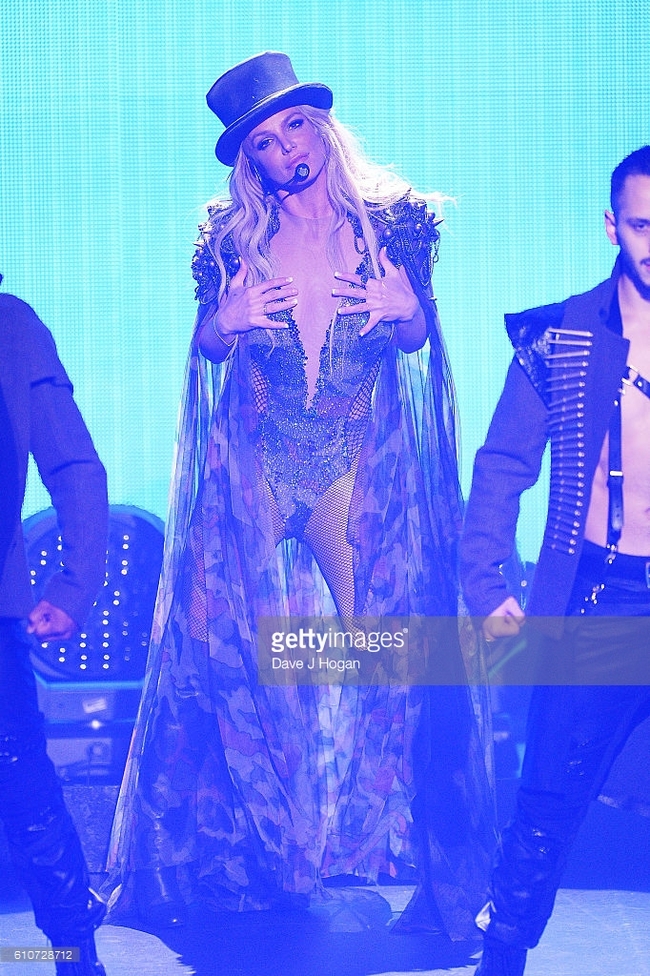 Fan tá hỏa vì gương mặt phờ phạc của Britney sau show diễn 90 phút - Ảnh 7.