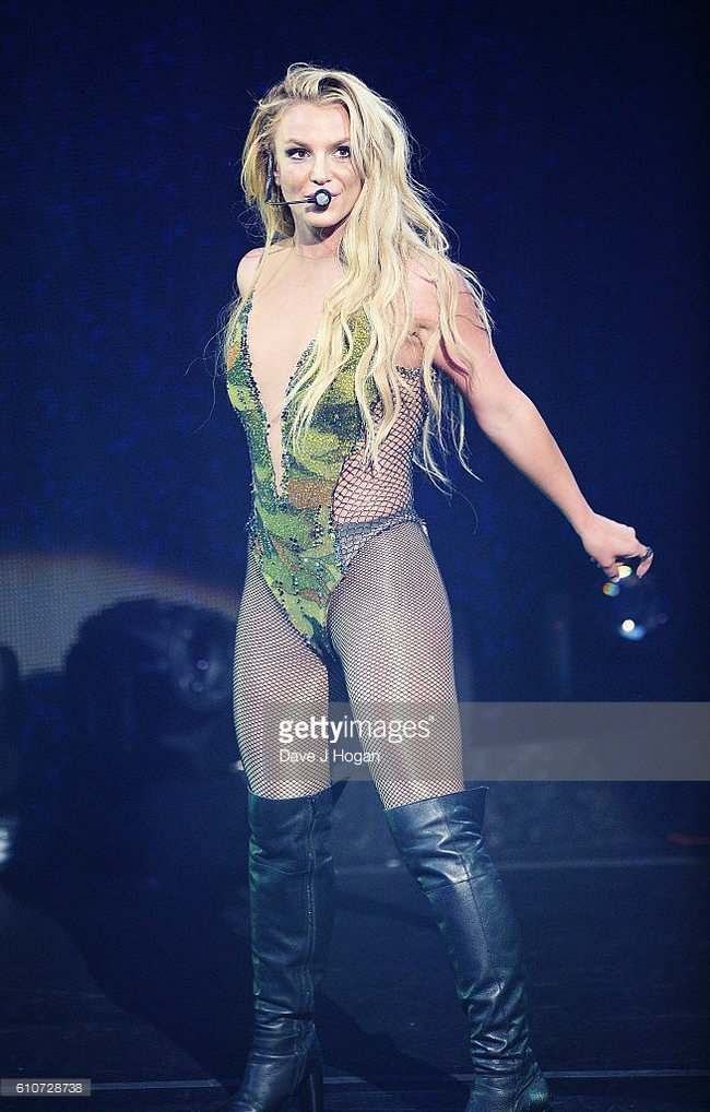 Fan tá hỏa vì gương mặt phờ phạc của Britney sau show diễn 90 phút - Ảnh 8.