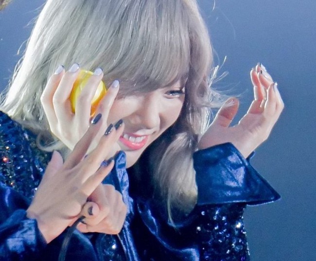 Taeyeon (SNSD) siêu đáng yêu khi bị giật mình vì pháo hoa - Ảnh 1.