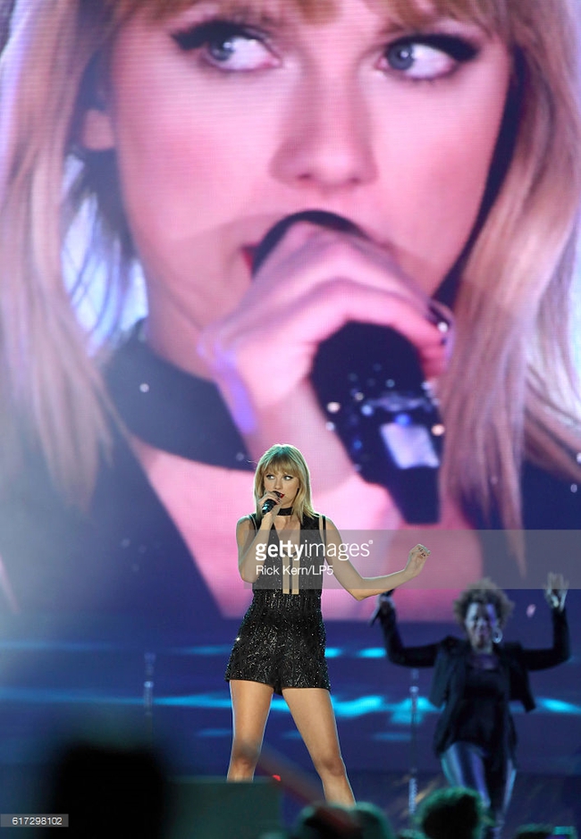 Clip: Trở lại sân khấu lần đầu tiên trong cả năm 2016, Taylor Swift biểu diễn This Is What You Came For - Ảnh 5.