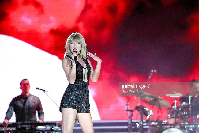Clip: Trở lại sân khấu lần đầu tiên trong cả năm 2016, Taylor Swift biểu diễn This Is What You Came For - Ảnh 7.