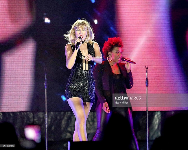 Clip: Trở lại s&acirc;n khấu lần đầu ti&ecirc;n trong cả năm 2016, Taylor Swift biểu diễn This Is What You Came For - Ảnh 8.