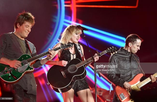 Clip: Trở lại s&acirc;n khấu lần đầu ti&ecirc;n trong cả năm 2016, Taylor Swift biểu diễn This Is What You Came For - Ảnh 13.
