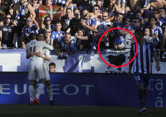 Fan Alaves tụt quần khoe m&ocirc;ng chế giễu Ronaldo - Ảnh 3.