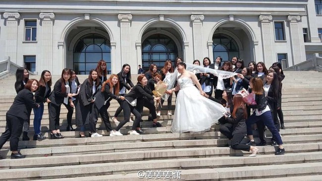 Ảnh kỷ yếu độc đ&aacute;o ở Trung Quốc: Nam sinh duy nhất trong lớp ho&aacute; c&ocirc; d&acirc;u, 34 nữ sinh l&agrave; ch&uacute; rể - Ảnh 2.