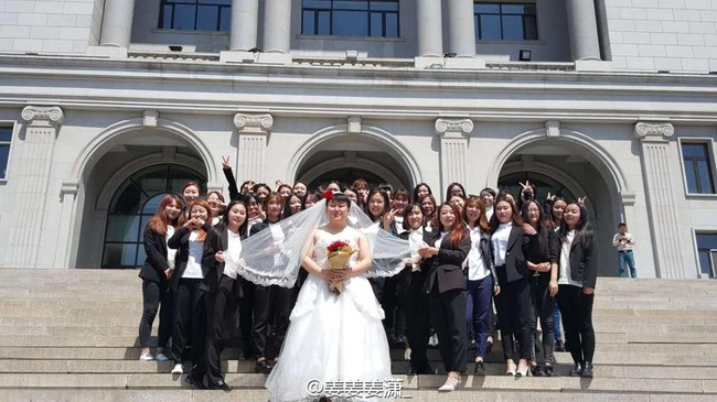 Ảnh kỷ yếu độc đ&aacute;o ở Trung Quốc: Nam sinh duy nhất trong lớp ho&aacute; c&ocirc; d&acirc;u, 34 nữ sinh l&agrave; ch&uacute; rể - Ảnh 3.