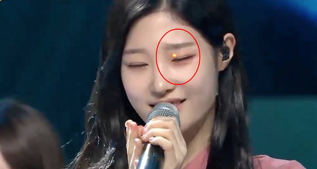 Sở th&iacute;ch độc &aacute;c của anti-fan: Chiếu laser v&agrave;o mắt idol Kpop - Ảnh 9.
