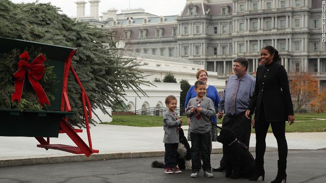 Đệ nhất phu nhân Michelle Obama đón cây thông Giáng sinh lần cuối cùng tại Nhà Trắng - Ảnh 1.