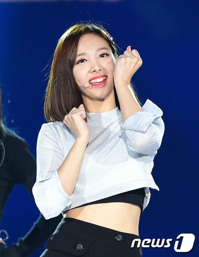 Chi&ecirc;m ngưỡng những h&igrave;nh ảnh cực đẹp của d&agrave;n idolgroup tr&ecirc;n s&acirc;n khấu 2016 Super Seoul Dream Concert - Ảnh 3.