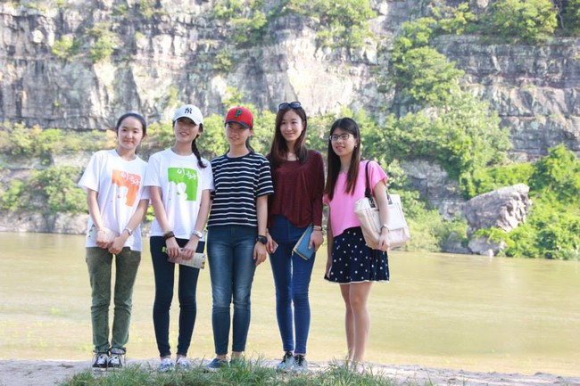 Ai cũng phải xao xuyến khi nh&igrave;n cảnh c&aacute;c nữ sinh trường nữ Ewha chụp ảnh tốt nghiệp - Ảnh 9.