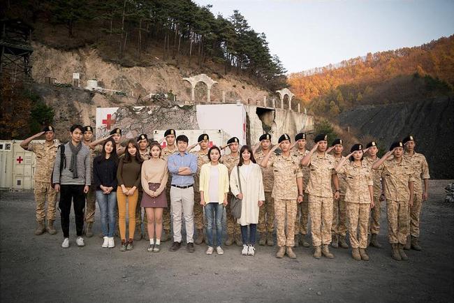 Chỉ c&ograve;n 2 tập &ldquo;Hậu Duệ Mặt Trời&rdquo; nữa, số phận Song Joong Ki sẽ đi về đ&acirc;u? - Ảnh 17.