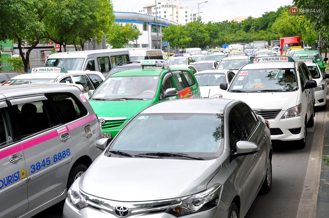 Kẹt xe nghiêm trọng ở cửa ngõ sân bay Tân Sơn Nhất vào giữa trưa - Ảnh 17.