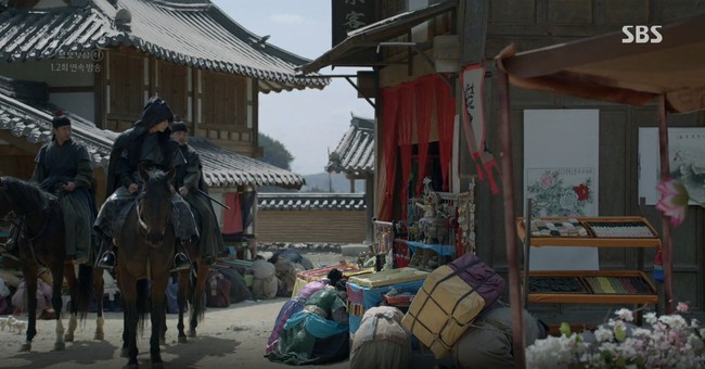 Moon Lovers: Lần đầu gặp gỡ, ho&agrave;ng tử Lee Jun Ki l&agrave;m anh h&ugrave;ng cứu mỹ nh&acirc;n IU - Ảnh 13.