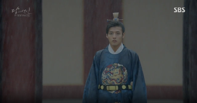 Moon Lovers: &ldquo;Anh Tư&rdquo; Lee Jun Ki t&aacute;i hiện lại cảnh che mưa kinh điển trong Bộ Bộ Kinh T&acirc;m! - Ảnh 26.