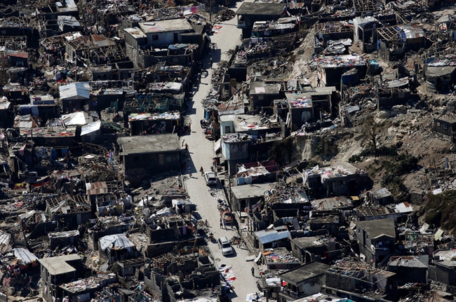 1 thảm họa, 2 thế giới: Cảnh tượng khác biệt giữa Mỹ và Haiti sau cơn bão mặt quỷ Matthew - Ảnh 17.