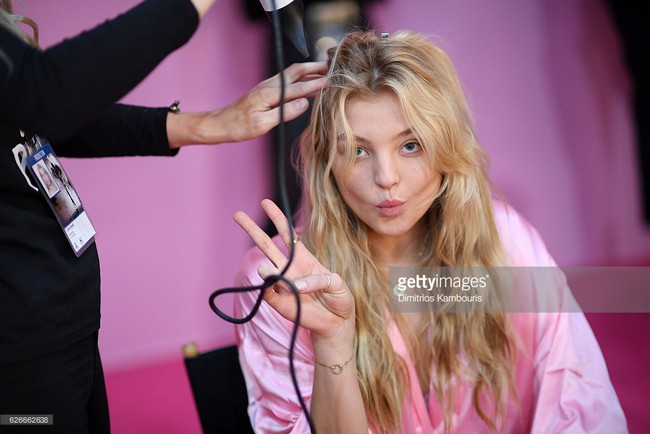 Victorias Secret Fashion Show 2016: D&agrave;n mẫu n&oacute;ng bỏng tất bật makeup, l&agrave;m t&oacute;c trước giờ G - Ảnh 55.