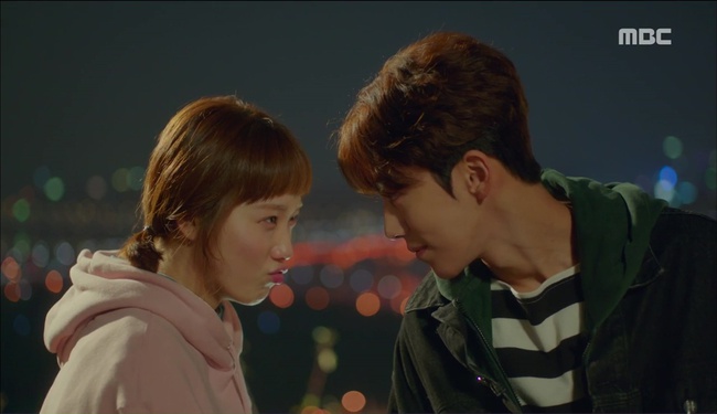 “Tiên Nữ Cử Tạ”: Ngỡ được Lee Sung Kyung hôn, Nam Joo Hyuk đưa mặt hưởng thụ và nhận cái kết bất ngờ - Ảnh 21.