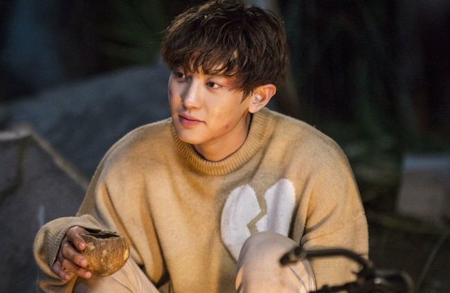 Chanyeol (EXO) bê bết máu, nằm “phơi thây” trên hoang đảo trong phim Missing 9 - Ảnh 9.