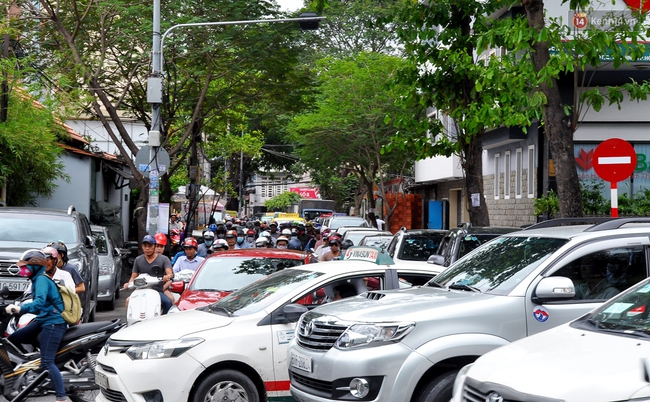 Kẹt xe nghiêm trọng ở cửa ngõ sân bay Tân Sơn Nhất vào giữa trưa - Ảnh 18.