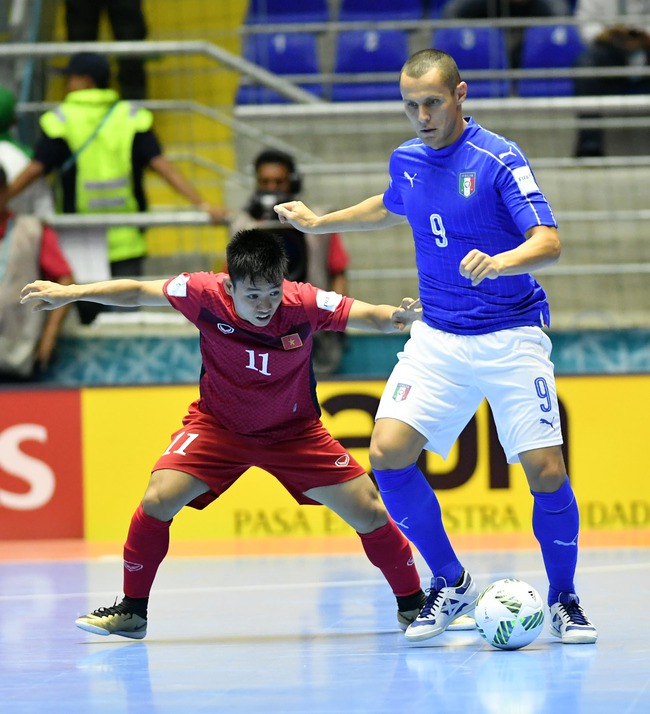 Tuyển futsal Việt Nam ăn mừng tưng bừng trong ph&ograve;ng thay đồ sau kỳ t&iacute;ch lịch sử - Ảnh 2.