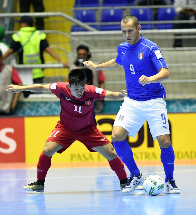 Tuyển futsal Việt Nam ăn mừng tưng bừng trong phòng thay đồ sau kỳ tích lịch sử - Ảnh 2.