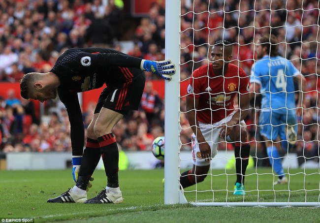 Chùm ảnh trận hòa thất vọng của Man Utd trước Stoke City trên sân nhà Old Trafford - Ảnh 12.